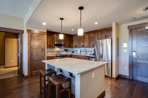 Réfrigérateur, four, plaque de cuisson, cafetière/bouilloire