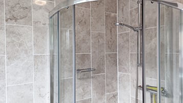 Combined shower/bathtub, towels