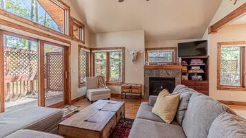 Televisión y chimenea