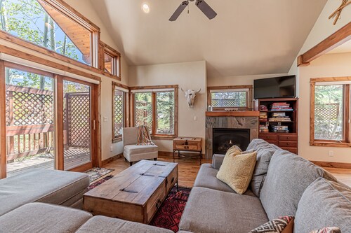 Mountain Escape at Paloverde – Spacious 4-Bedroom Retreat with Private Hot Tub!