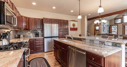 Mountain Escape at Paloverde – Spacious 4-Bedroom Retreat with Private Hot Tub!