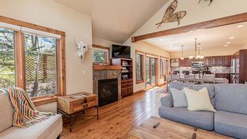 Televisión y chimenea