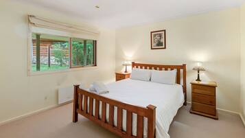 3 bedrooms, bed sheets