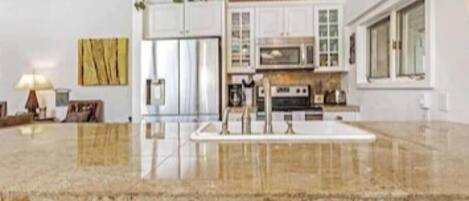 Réfrigérateur, micro-ondes, four, lave-vaisselle