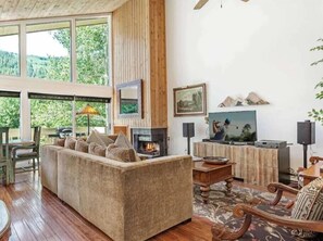Smart-TV, Kamin, Stereoanlage