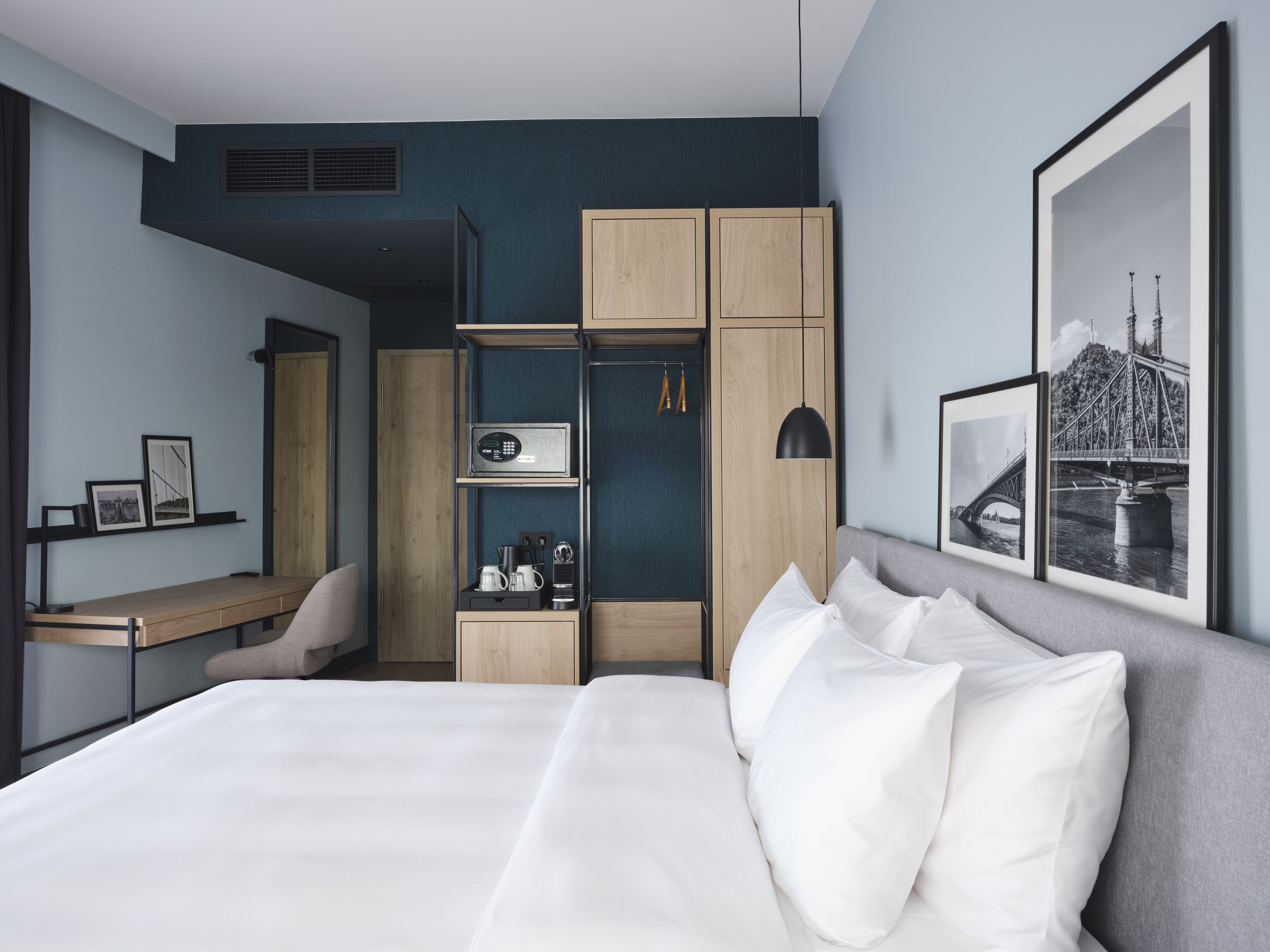 Premium Room, Non Smoking | Hypo-allergenic bedding, in-room safe, desk, laptop workspace