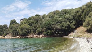 På stranden