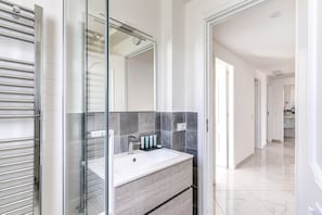 Badewanne, Haartrockner, Handtücher
