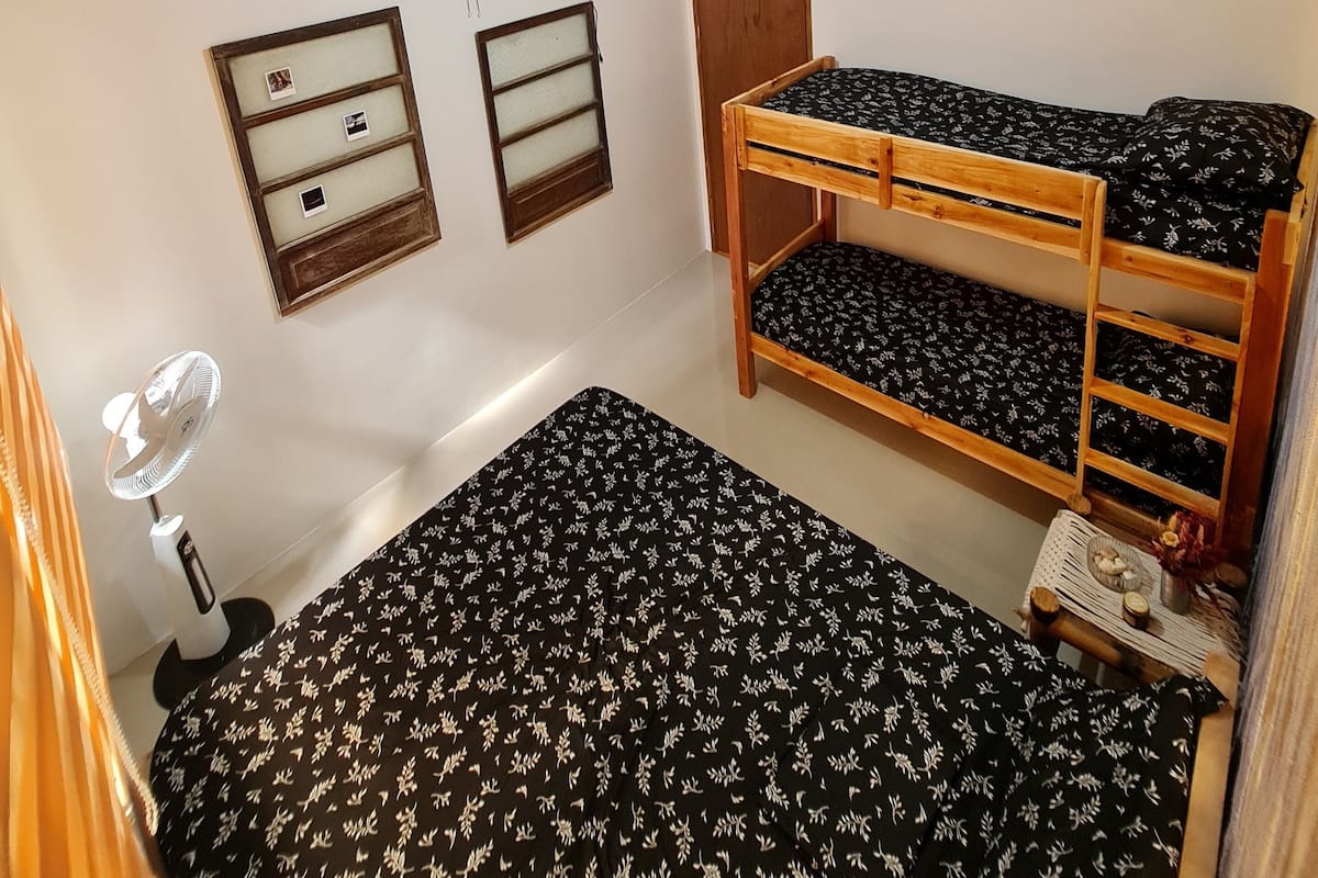 Dormitorio compartido familiar, dormitorio mixto, no fumadores | Espacio para trabajar con un portátil, wifi gratis, ropa de cama