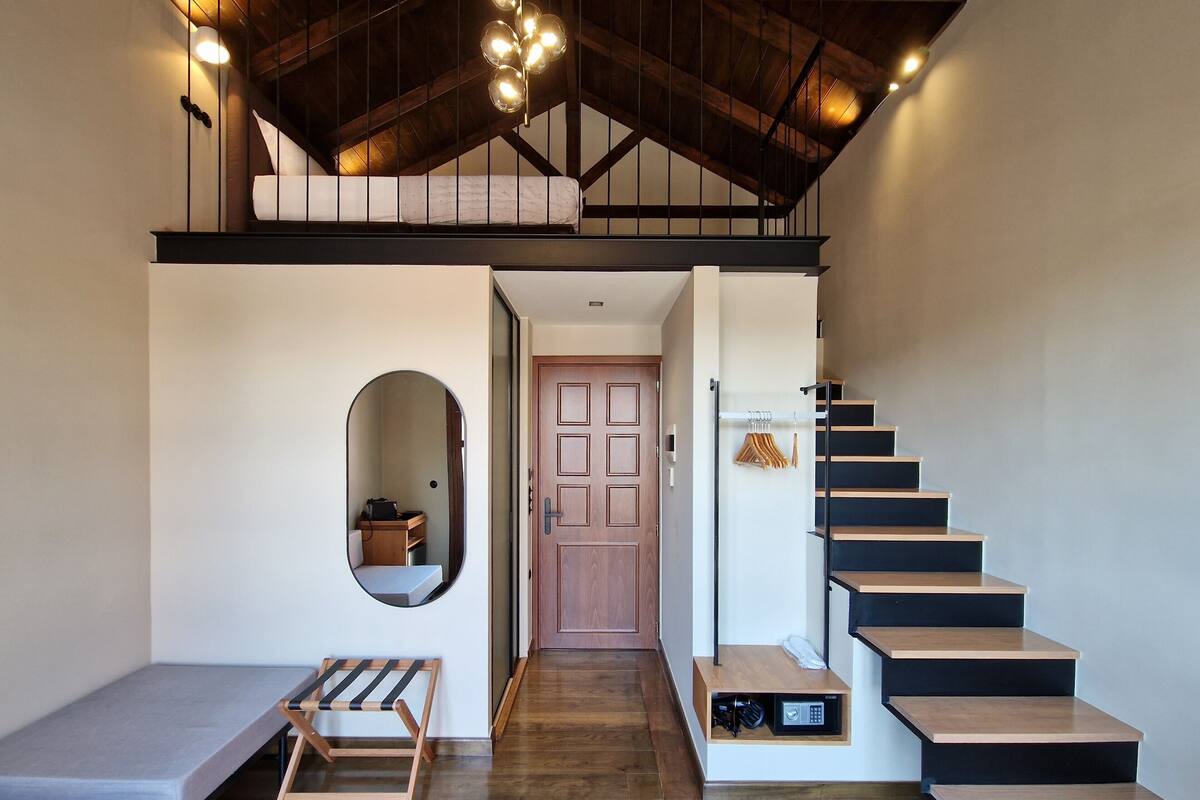 Maisonette w Private Terrace & Mountain View