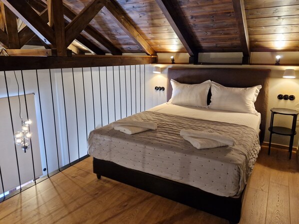 Maisonette w Private Terrace & Mountain View | Hypo-allergenic bedding, in-room safe, desk, soundproofing