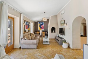 TV, fireplace, books, stereo