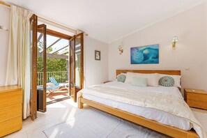 4 bedrooms, desk, iron/ironing board, free WiFi