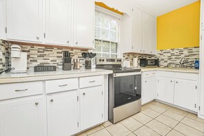 Fridge, microwave, oven, stovetop - Charming 4 Person Apt in Walkable, Green Area (Montgomery)