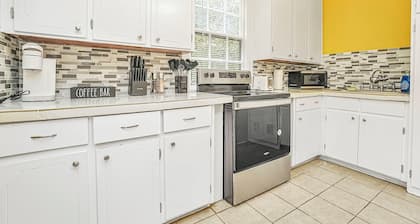 Charming 4 Person Apt in Walkable, Green Area