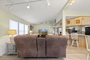 TV - Pet friendly upper level rental in Oceanside Village near the beach! (Surfside Beach)