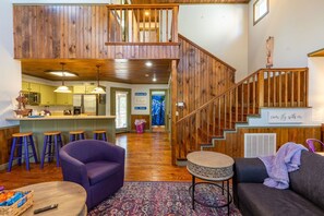 智能電視、壁爐、書籍