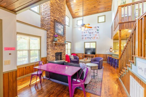 Beautiful, Bright Home Steps From Little Red River
