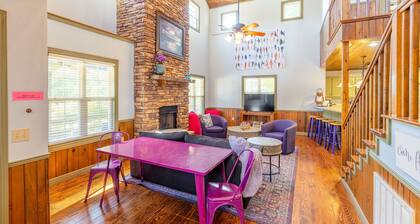 Beautiful, Bright Home Steps From Little Red River