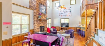 Beautiful, Bright Home Steps From Little Red River