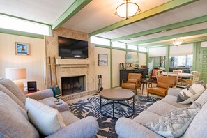 TV, fireplace