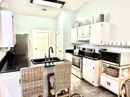 House, 4 Bedrooms | Private kitchen | Fridge, oven, coffee/tea maker, toaster