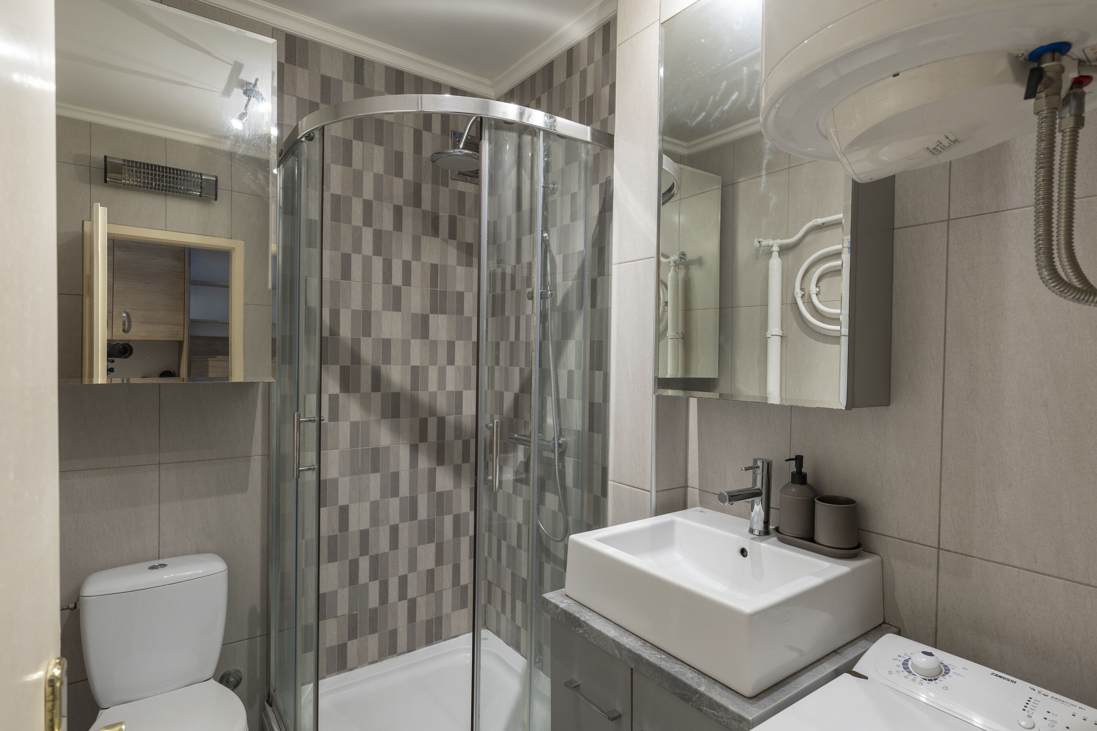 商务公寓 | 浴室 | 淋浴设施、 大花洒淋浴喷头、吹风机、拖鞋