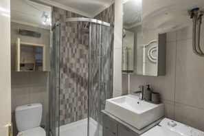 商務公寓 | 浴室 | 淋浴設備、淋浴花灑、吹風機、拖鞋