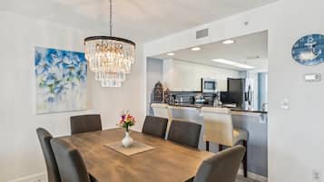 Condo, 2 Bedrooms | Dining