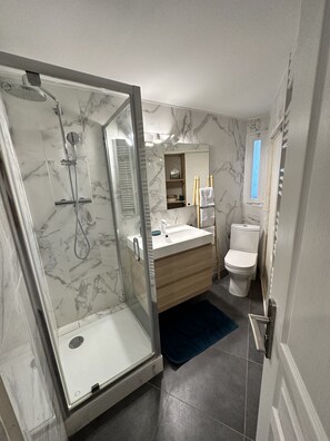 Douche, sèche-cheveux, serviettes fournies