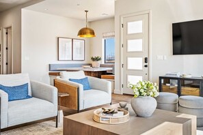 타운홈, 침실 여러 개 | 거실 공간 | 스마트 TV