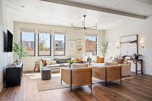Casa geminada, vários quartos | Área de estar | Smart TV