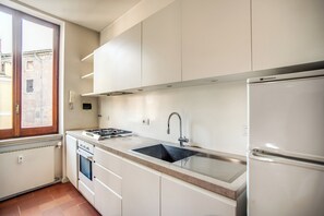 Fridge, oven, stovetop, coffee/tea maker