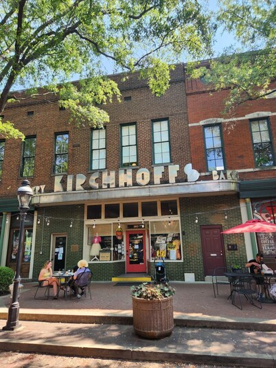 DOWNTOWN 2ND FLOOR LUXURIOUS CONDO 3 BLOCKS OFF BROADWAY IN A QUIET NEIGHBORHOOD