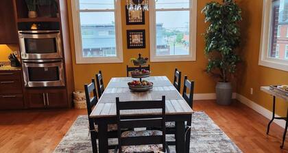 DOWNTOWN 2ND FLOOR LUXURIOUS CONDO 3 BLOCKS OFF BROADWAY IN A QUIET NEIGHBORHOOD