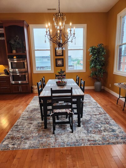 DOWNTOWN 2ND FLOOR LUXURIOUS CONDO 3 BLOCKS OFF BROADWAY IN A QUIET NEIGHBORHOOD