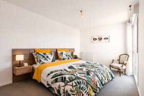 2 bedrooms, iron/ironing board, travel cot, free WiFi - Luxury just 10 minutes from central Paris. Free Parking (Vitry-sur-Seine)