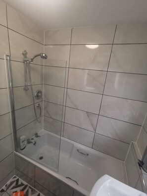 Cottage, Meerdere bedden | Badkamer | Een bad/douchecombinatie, een diep bad, een haardroger, handdoeken