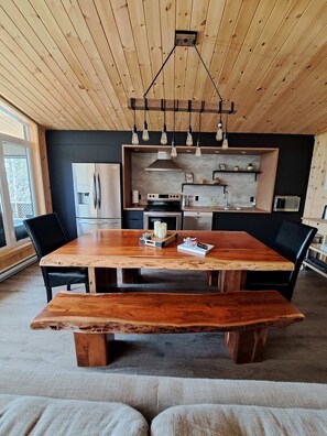 Fridge, microwave, oven, stovetop - Le Repère d’Aya | Private Spa in Baie‑Saint‑Paul (Baie-Saint-Paul)