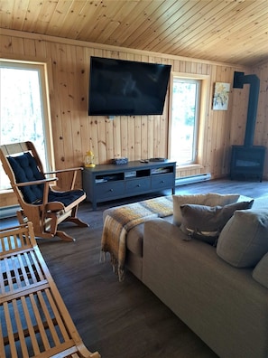 TV, fireplace - Le Repère d’Aya | Private Spa in Baie‑Saint‑Paul (Baie-Saint-Paul)