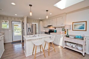 Réfrigérateur, micro-ondes, four, lave-vaisselle