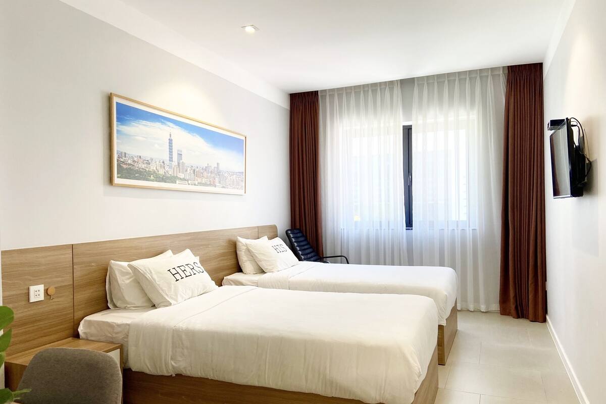 Business Room | 1 bedroom, individually furnished, desk, soundproofing