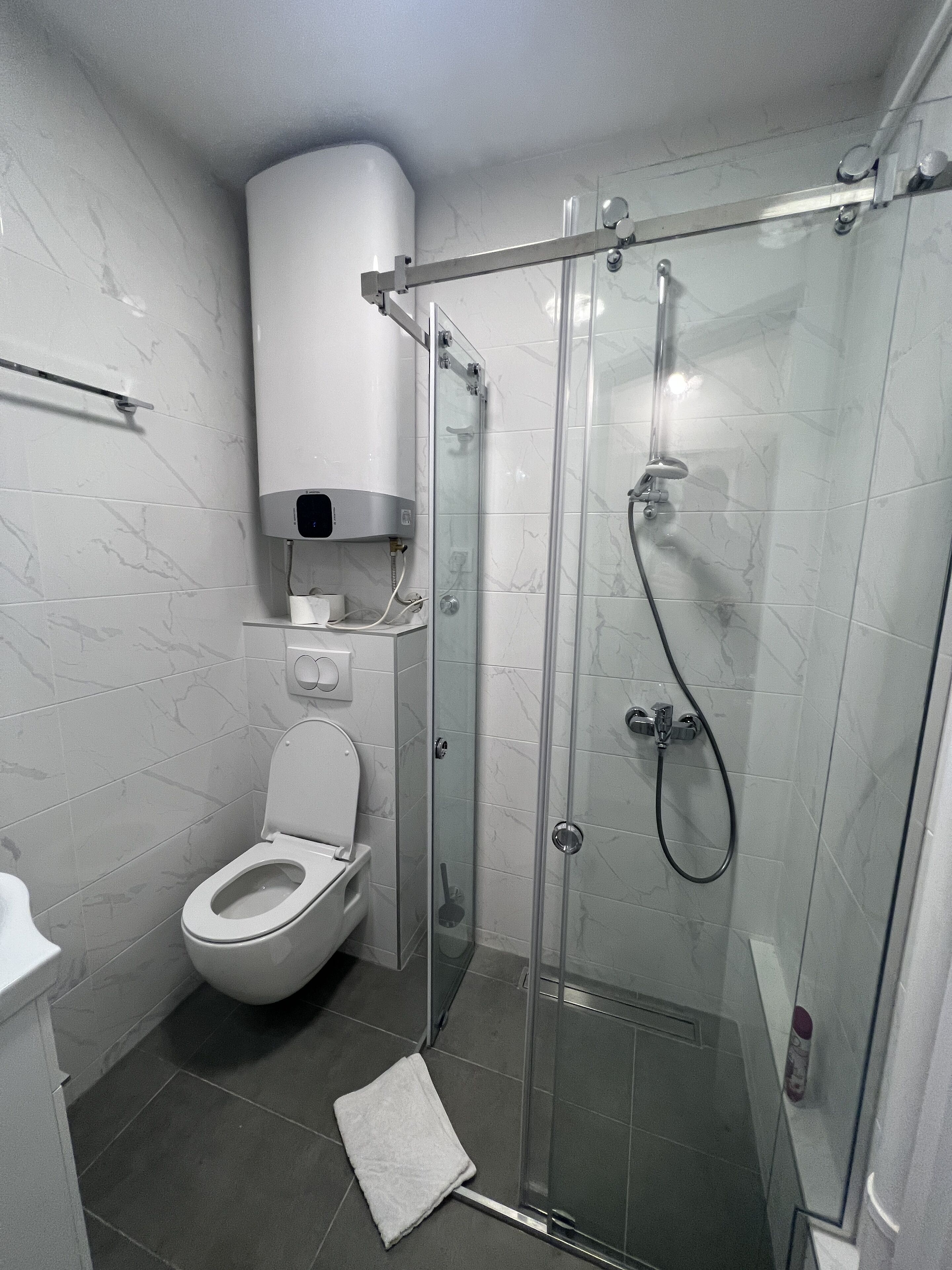 Appartement Familial | Salle de bain | Douche, articles de toilette gratuits, sèche-cheveux, chaussons