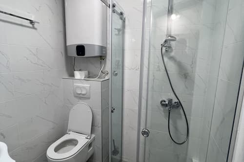 Family Apartment | Bathroom | Shower, free toiletries, hair dryer, slippers