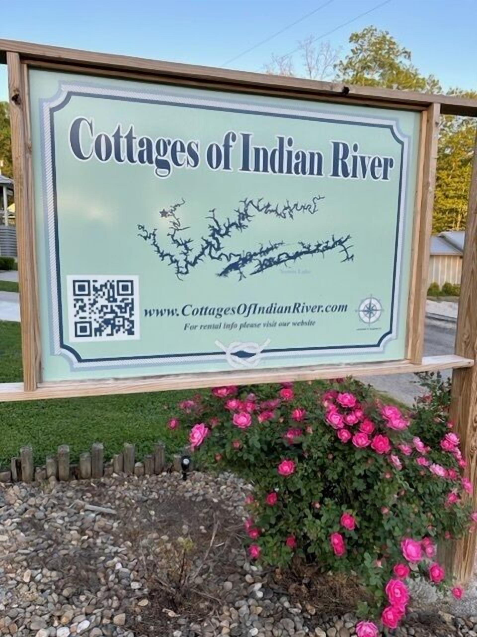 En skylt för Cottages of Indian River, med en QR-kod och en webbadress.