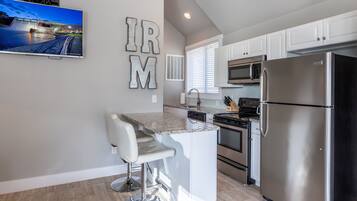 冰箱、微波炉、烤箱、炉灶