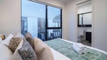 3 bedrooms, desk, iron/ironing board, WiFi