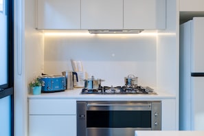 Refrigerador, microondas, horno y parrilla de estufa
