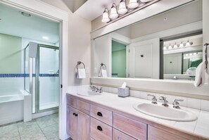 Hair dryer, towels, soap, shampoo - Leah's Sunset Dreams One Bedroom Condo (Miramar Beach)