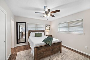 4 sovrum, skrivbord, strykjärn/strykbräda och reses äng